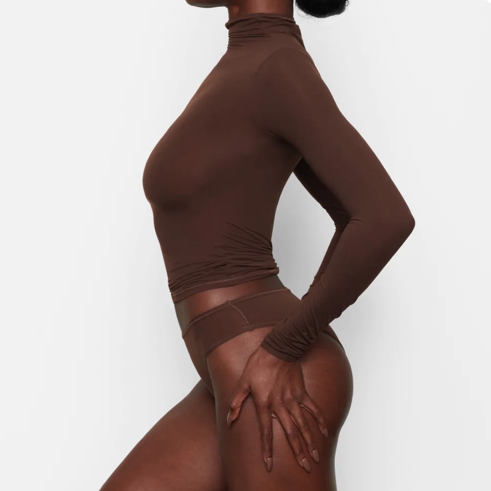 SKIMS TURTLENECK TOP & CHECKY BOTTOMS (new w/tags)